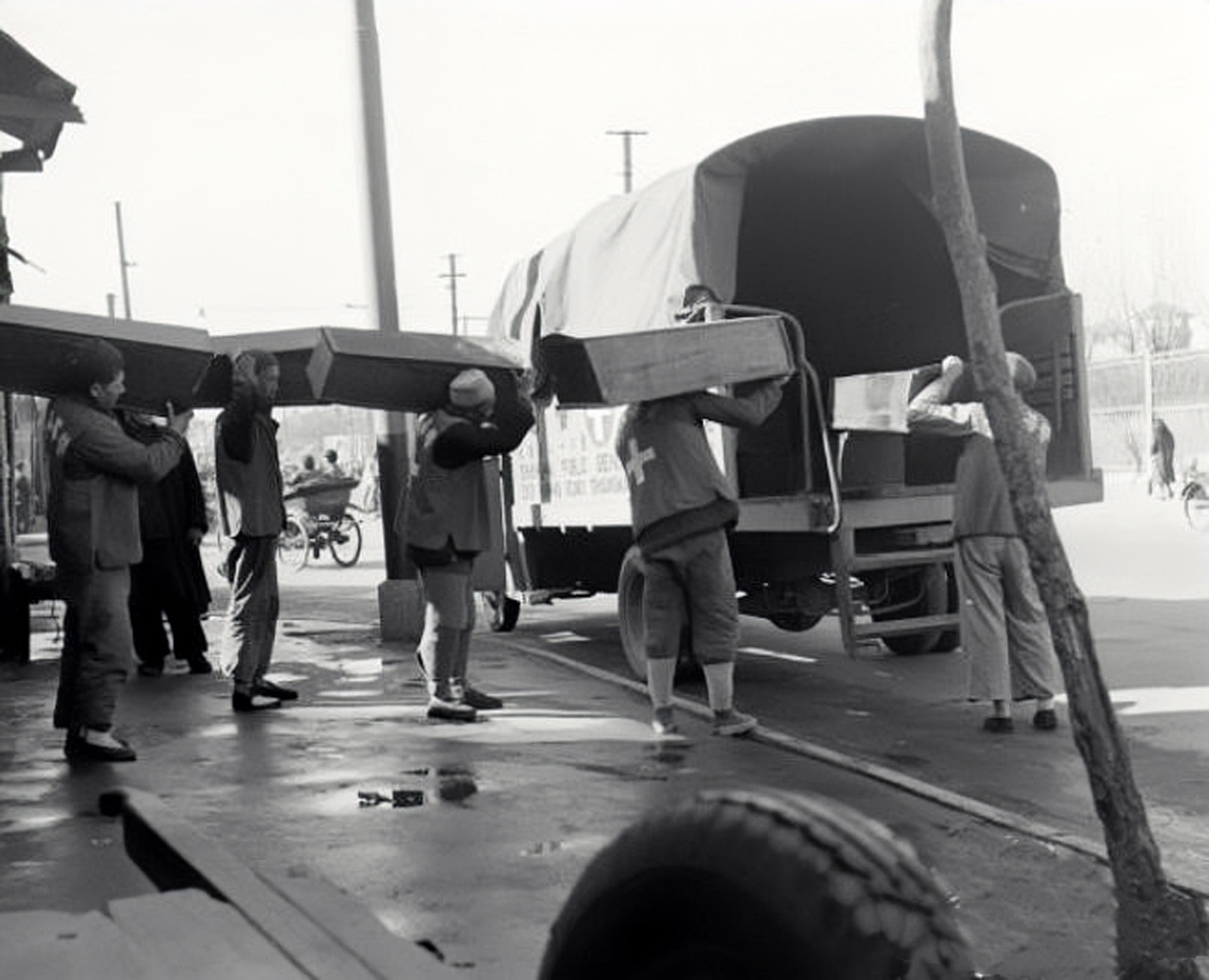 解放前上海滩职业收尸人,收集被遗弃在路边的儿童遗