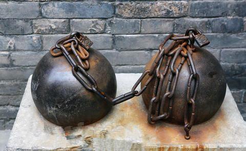 这个应该就是枷锁,据说这个枷锁有几十斤重当然还有很多很多刑具,在