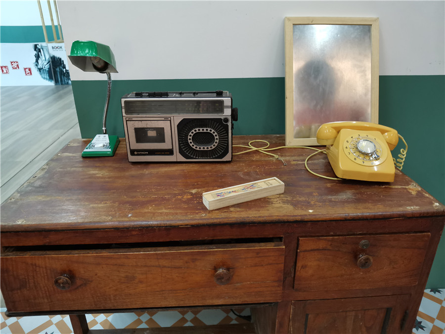 录音机,老式电话机,这些是我家90年代才有的东西,用了十多年,也就成