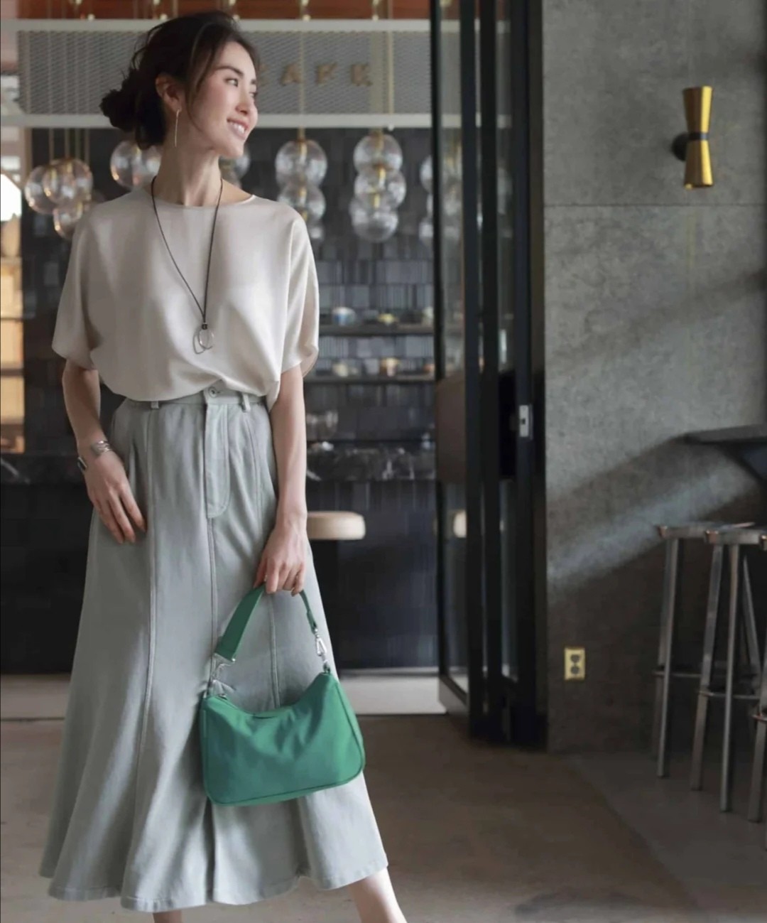 女人过了40岁建议尝试日系简约风穿搭时尚优雅又显年轻