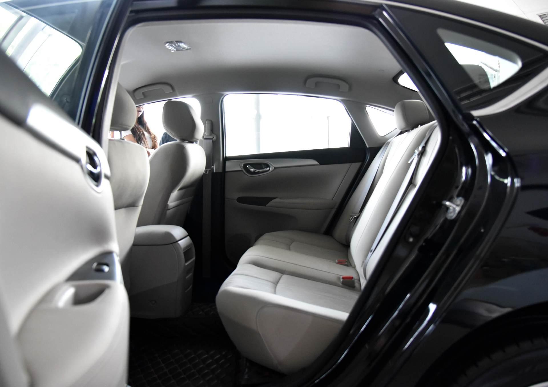 空间方面轩逸的轴距达到了2700mm,所以后排表现还不错,并不会感觉到