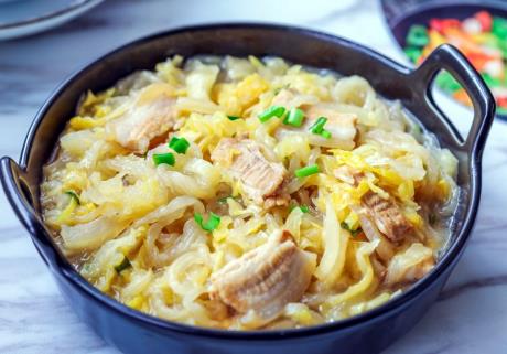 用来炖菜吃,特别的爽口,而酸菜最常见的搭配便是五花肉,五花肉炖酸菜