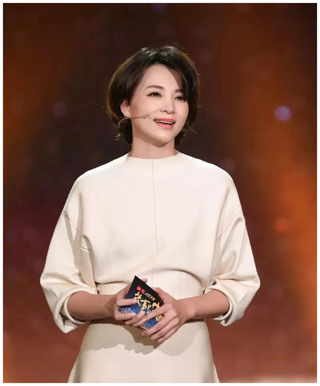 董卿真是主持界的气质担当拼接衬衫配小脚裤穿出高级气质