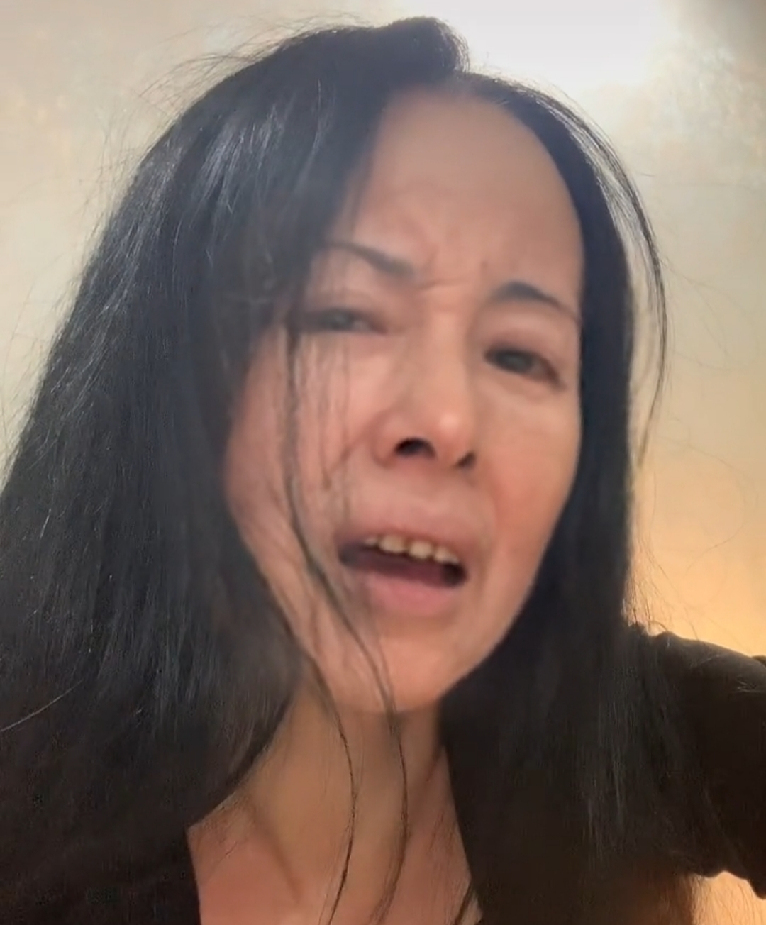 45岁杨明娜真的老了素颜直播皮肤松弛一脸皱纹网友太真实