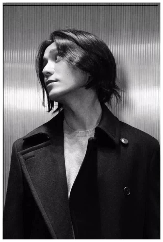 留长发的男星,胡歌b级,吴尊a级,吴亦凡s级,而他sss __财经头条