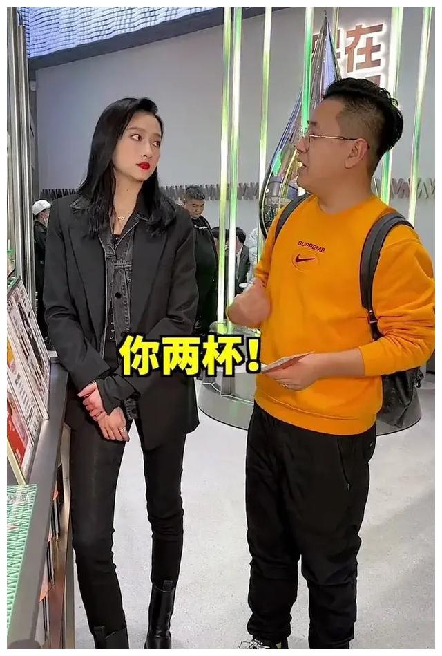 23岁关晓彤当老板卖奶茶生意爆火现身宣传被指表情高冷