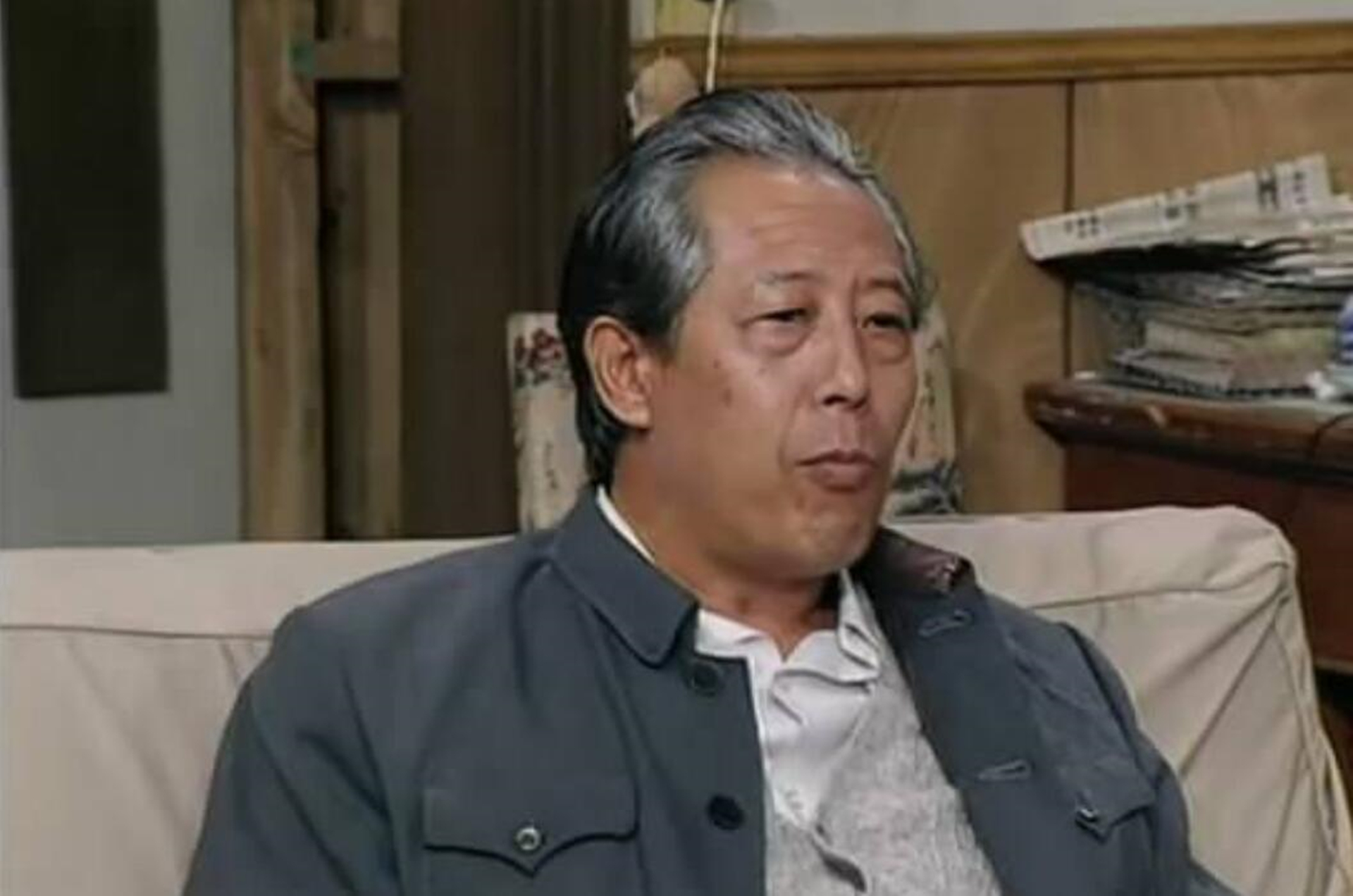 文兴宇是一位演员,他因为在情景喜剧《我爱我家》中饰演"傅明"被观众