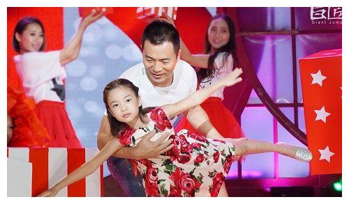 黄健翔近照他如今的妻子看起来更年轻他为何要与前妻离婚