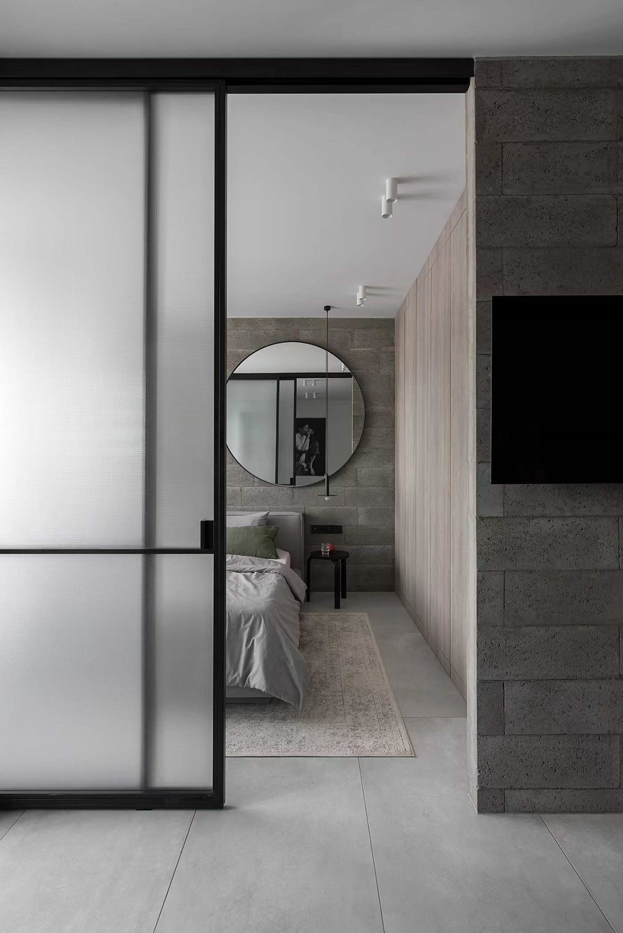 ▼主卧主卧与客厅之间,以一道磨砂玻璃门进行隔断,既透光又能保证居住