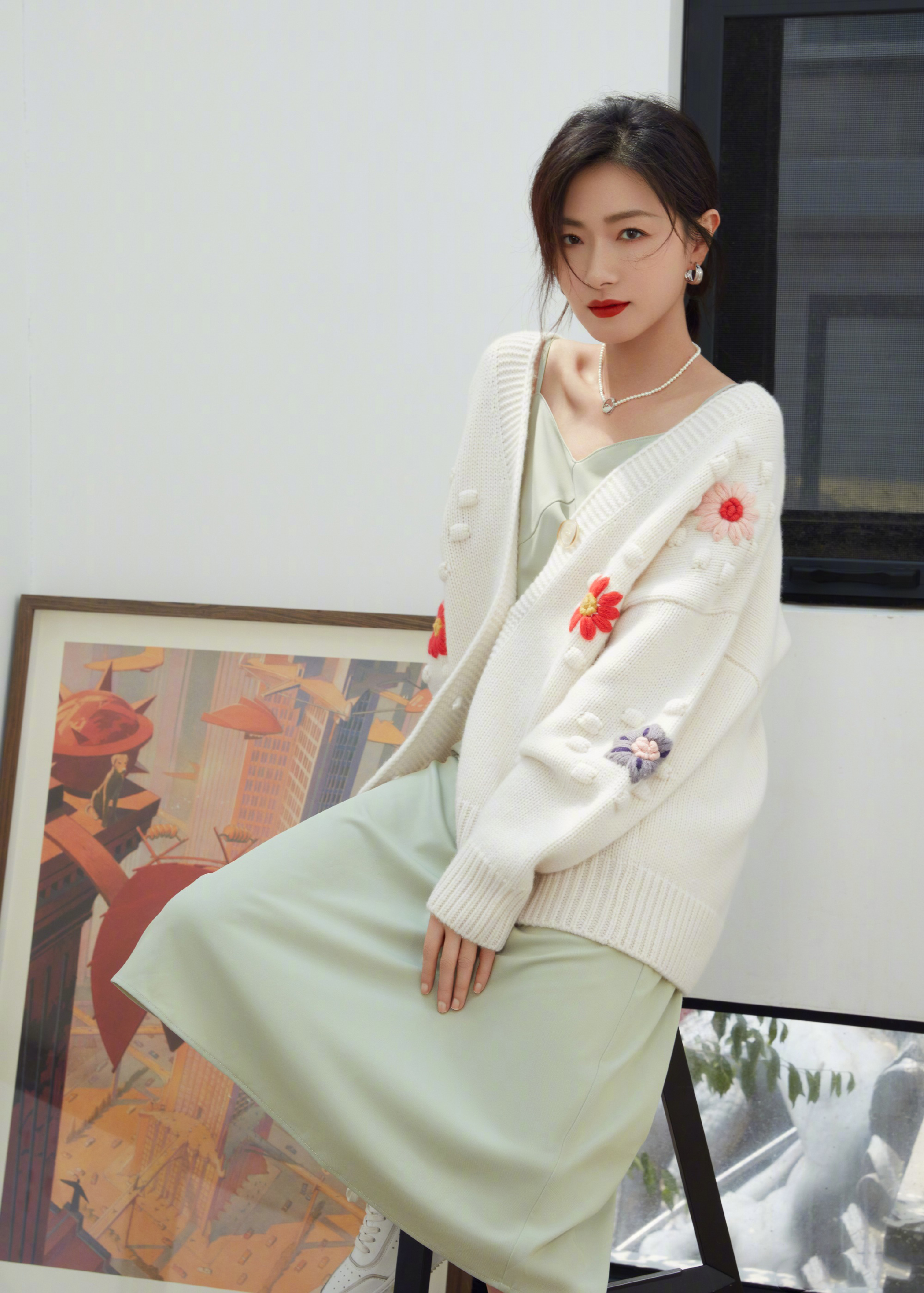 万茜分享时尚穿搭,钩花针织衫温柔可人,黑白条纹上衣干练优雅|万茜