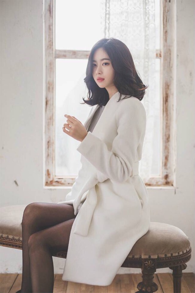 温婉贤淑的气质美女,美丽又可人.