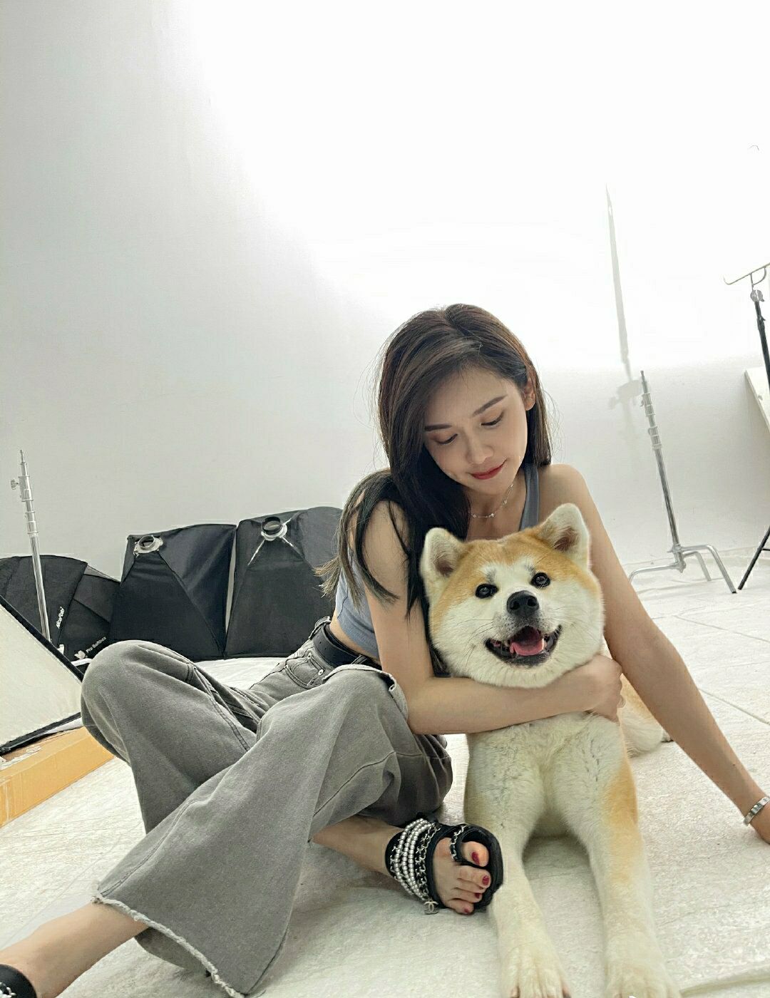 nba主播美娜身穿圣洁的连衣裙婀娜多姿身边的小狗可爱又知性