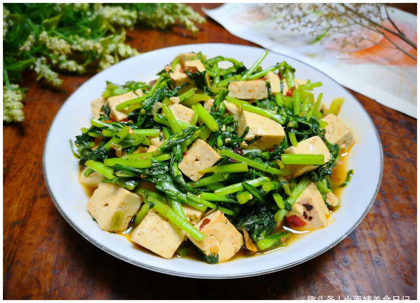 【茼蒿炒豆腐】食材:茼蒿1把,豆腐1块,尖椒2根,小葱2根,1勺辣椒酱