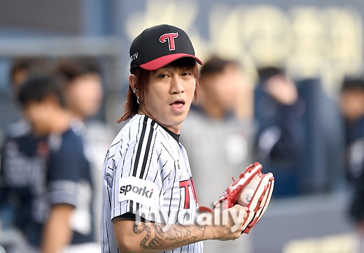 韩国艺人金景旭担任职业棒球比赛开球嘉宾