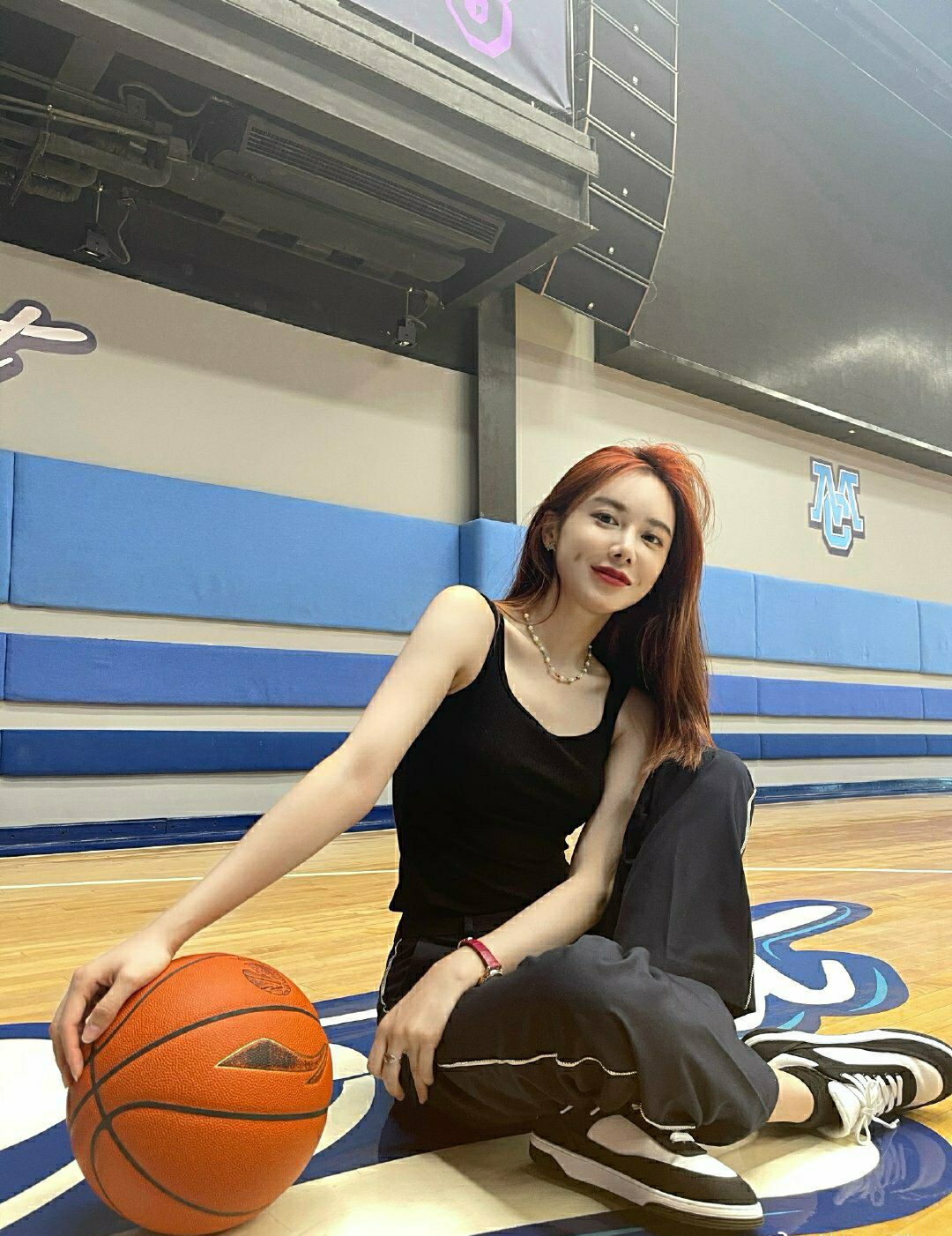 湖人最美女主播美娜晨练身穿吊带运动衣服尽显完美曲线身材