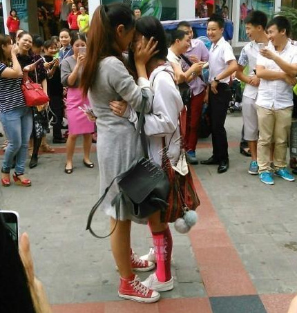 女子大街下跪求婚,工资上交甚是感人,被求婚者露面后却被大骂!