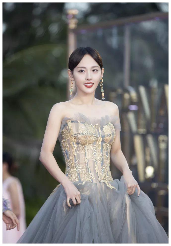 直到看到张佳宁的表演和张嘉倪连续生了两个儿子,婆婆对张嘉倪的态度