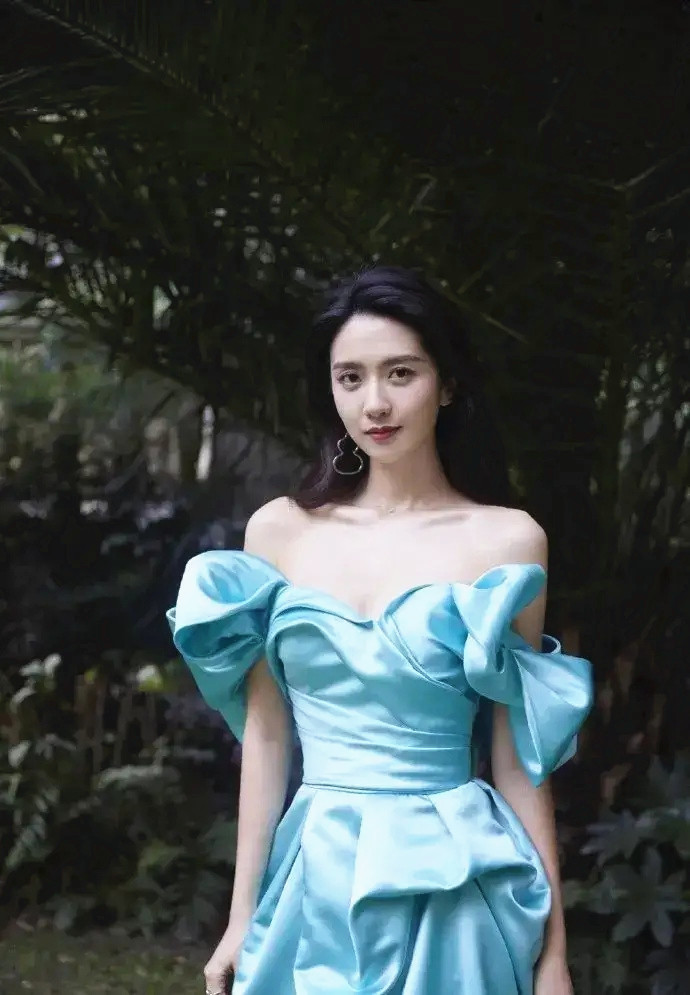 气质女神许龄月亮相穿蓝色礼服超模范十足曾和沈腾合作