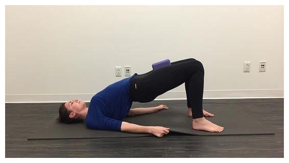 体式分解:仰卧式进入.双腿弯曲,约成90度,大腿处放置一个砖块.