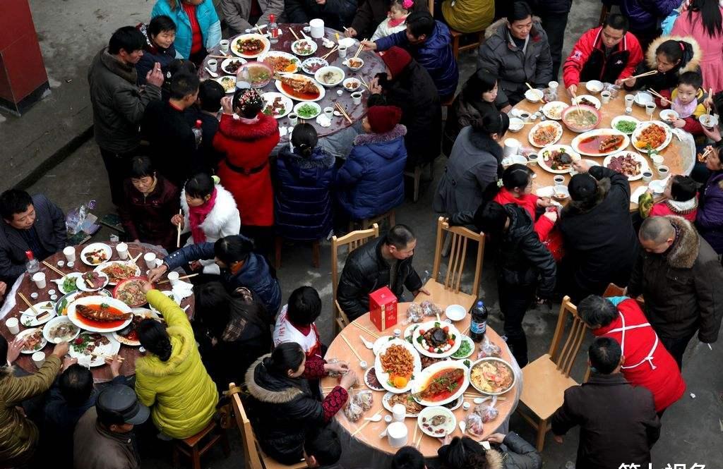 农村人坐席,基本不会剩菜,就算吃不了也会打包带回家,这点在电视剧中