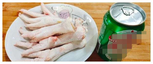 【制作方法】  :首先将鸡爪放冷水中浸泡一个小时去血水,然后剁去脚