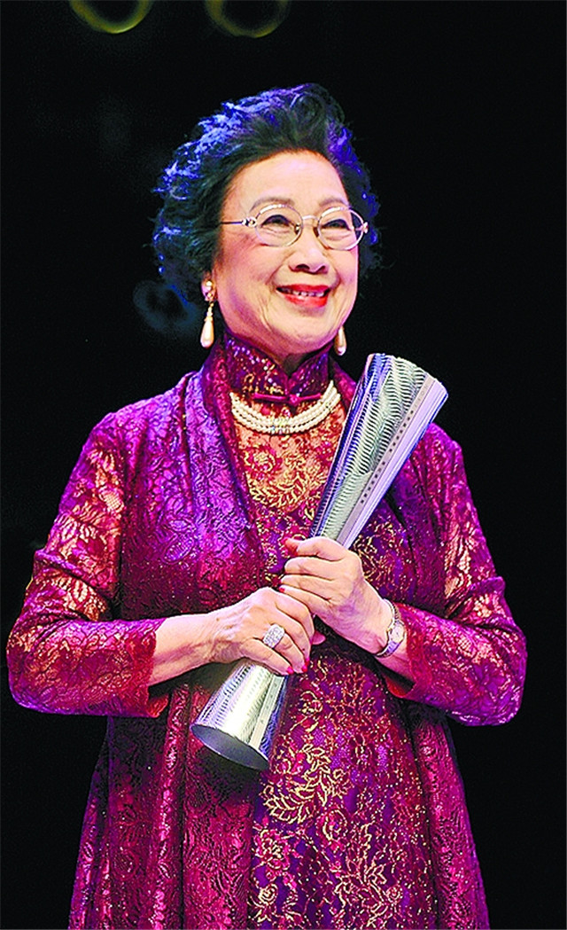 粤剧演员任冰儿设灵，生前拍过197部电影，汪明荃夫妇到场送别__财经头条