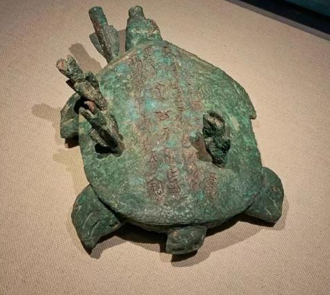 河南老人河边钓鱼,铁王八背上插了4支箭,专家:商朝