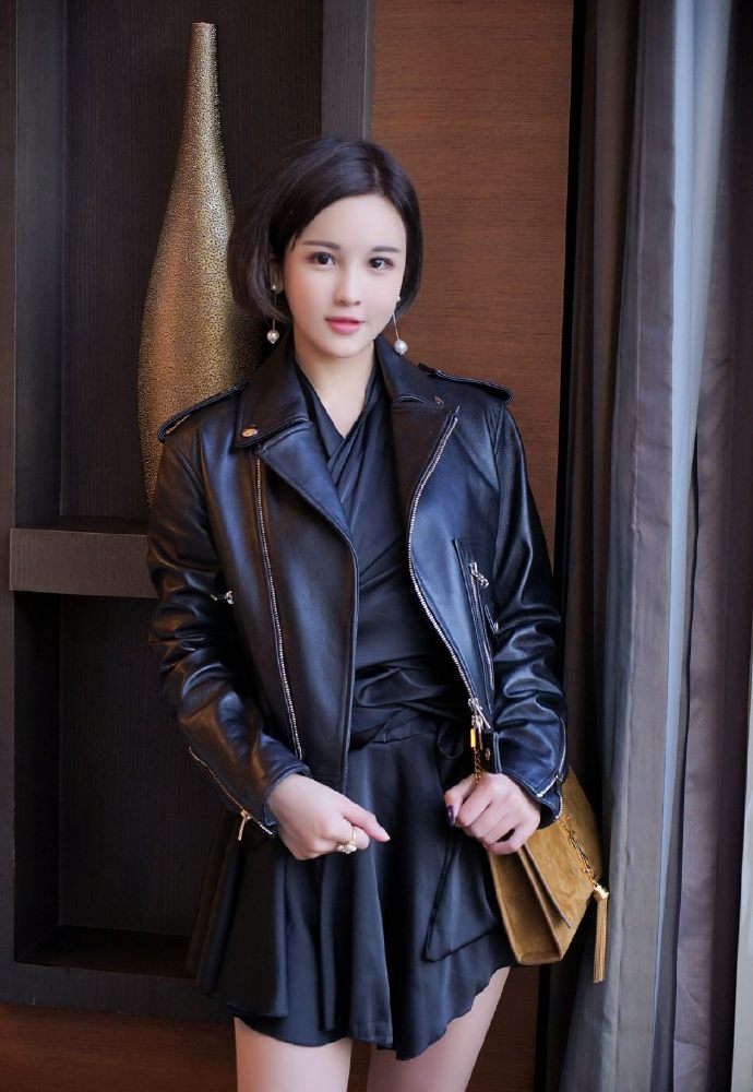 身穿皮衣的美女,精致又可人._高清图集_新浪网