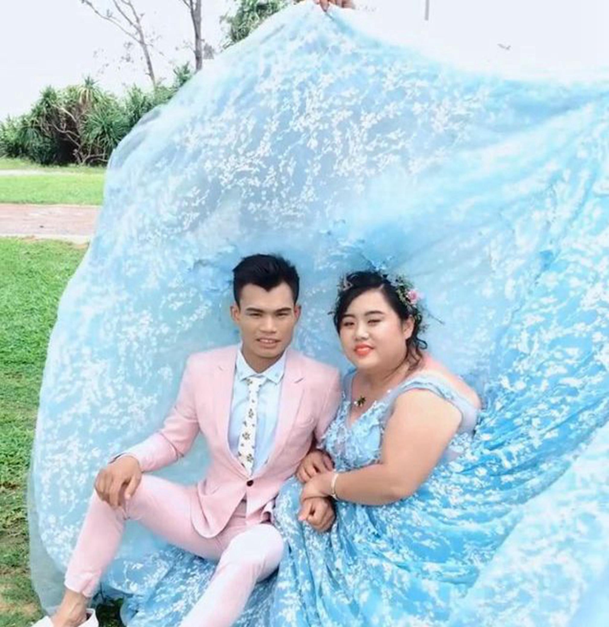 胖新娘与瘦新郎拍婚纱照,大家在想这婚纱是几个人撑起来的