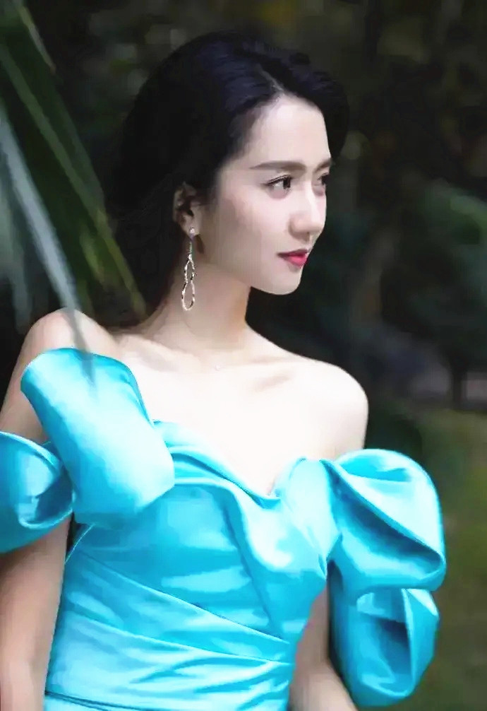 气质女神许龄月亮相穿蓝色礼服超模范十足曾和沈腾合作