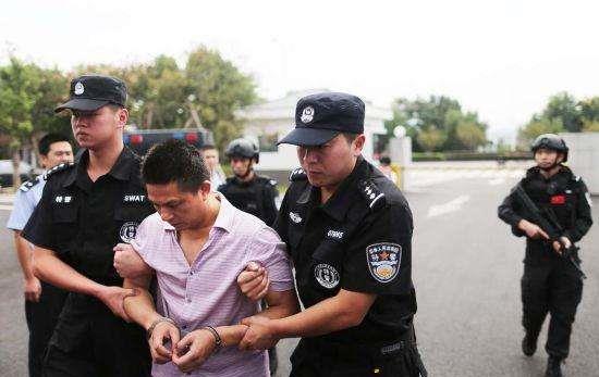 犯人刚越过国境线不到1米,追捕犯人的警察,能否远距离开枪?