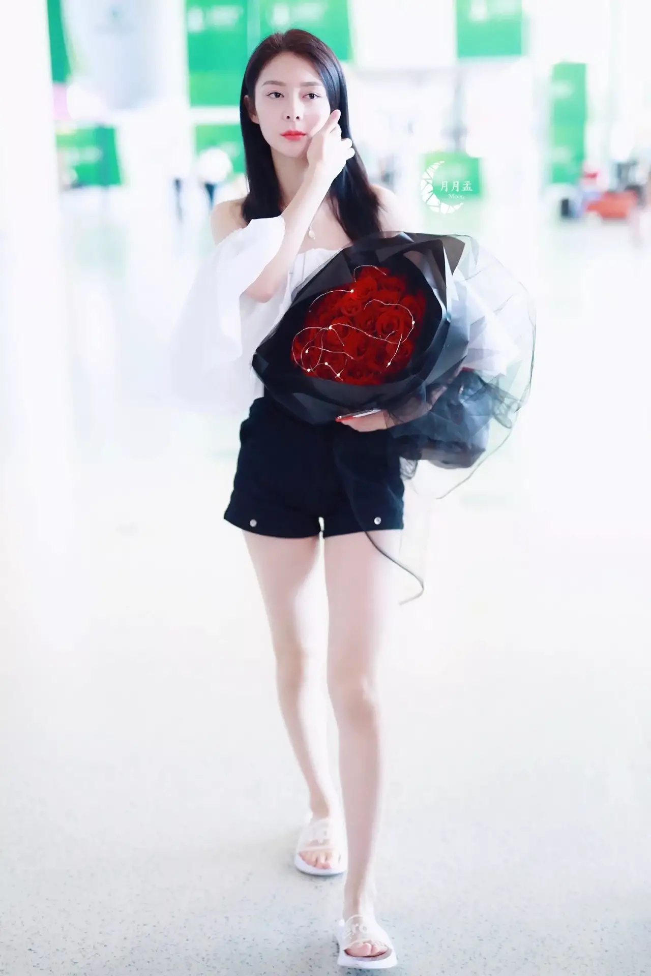 火箭少女傅菁穿深v礼服秀身材一颦一足都是高冷范