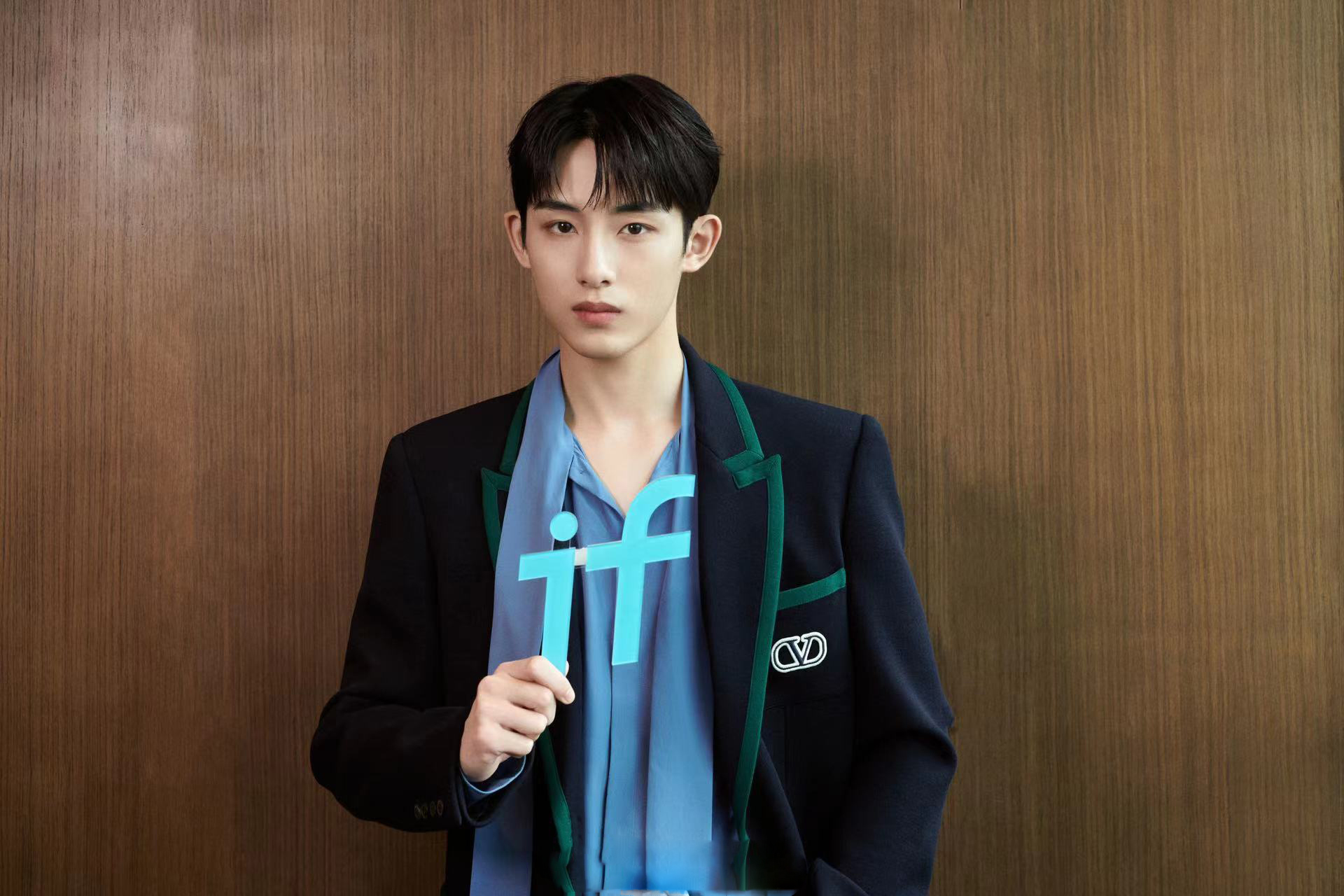 董思成亮相活动,学院风西装搭配牛仔裤运动鞋