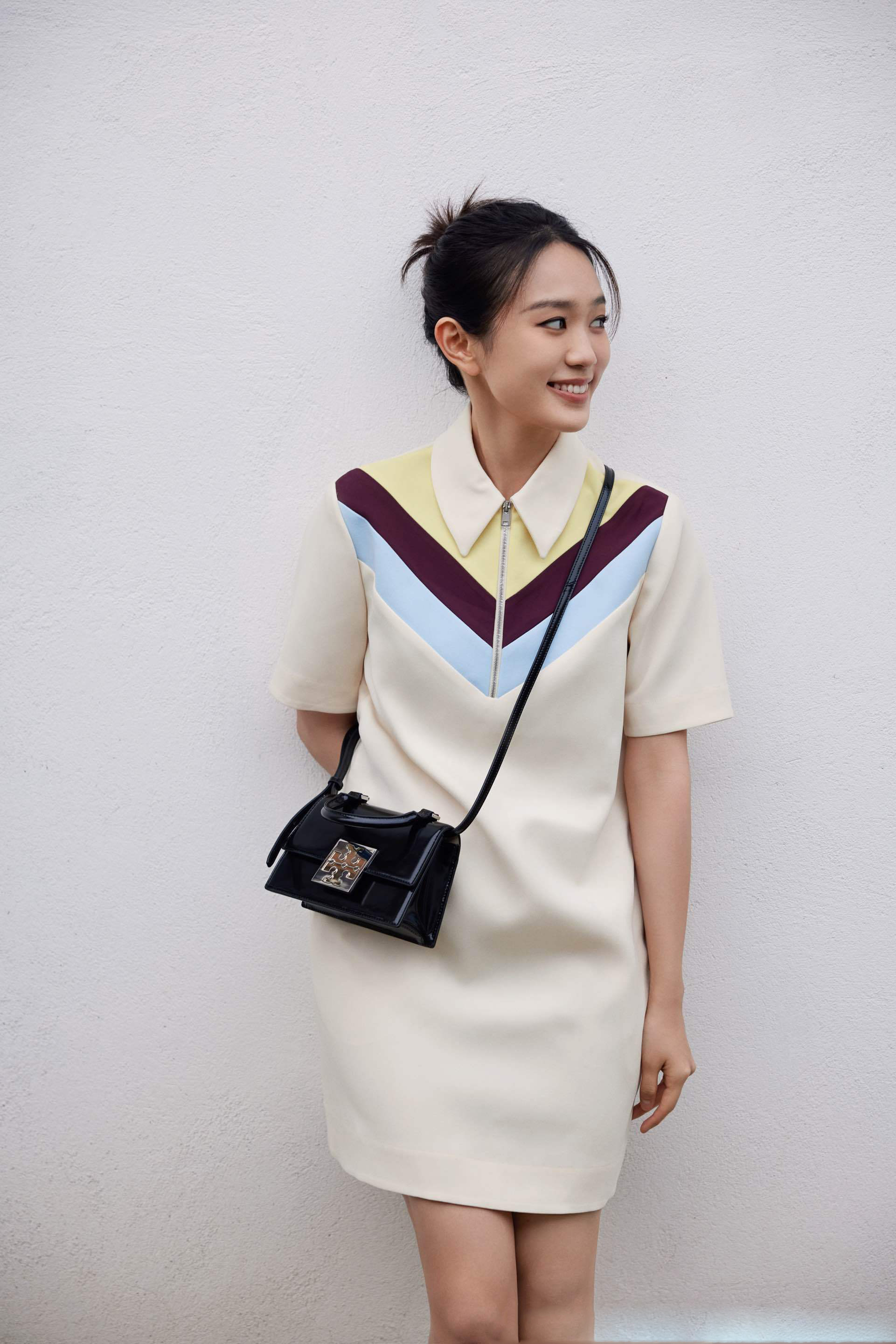 黄尧身着torysport2023春夏系列v 形条纹 polo连衣裙_高清图集_新浪网