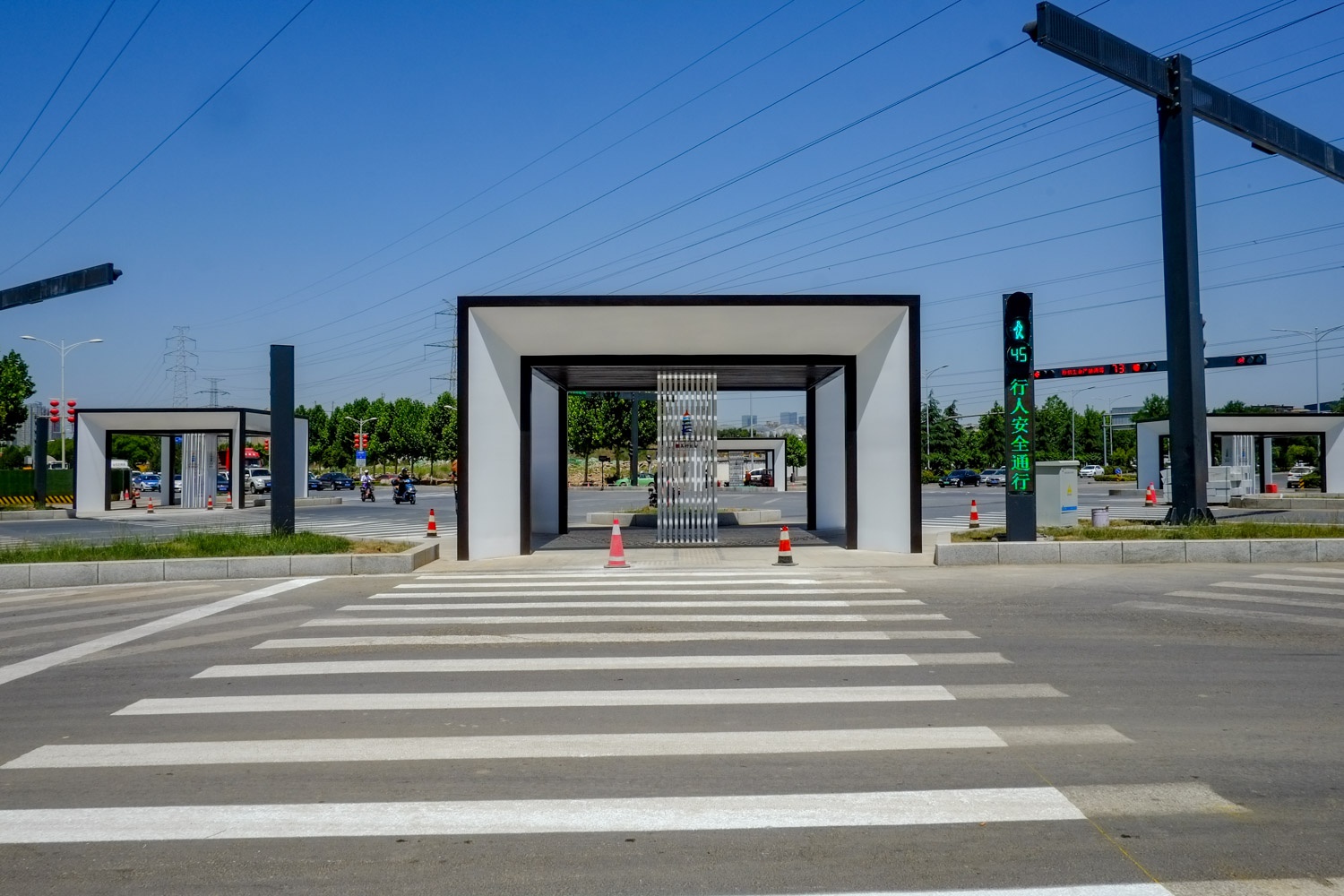 西安街头出现新颖交通安全岛行人等红灯不再暴晒