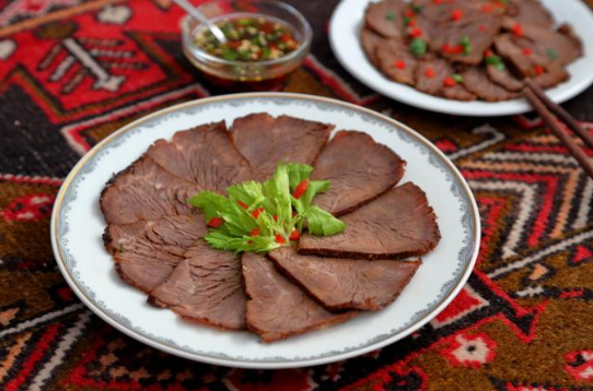 卤牛肉做准没错,它征服了挑嘴的美食家,学会过年露一手