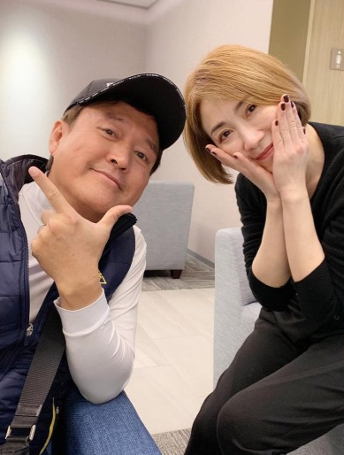 53岁李翊君近况曝光与大17岁老公结婚22年一脸冻龄幸福恩爱