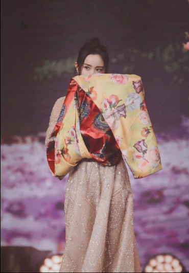 杨幂身披丝巾,展露优美身材.__财经头条