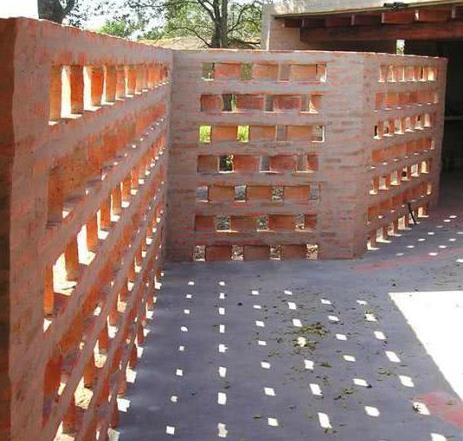 家里剩2车红砖老爸就砌了个院墙一格一格镂空通风全村第一家