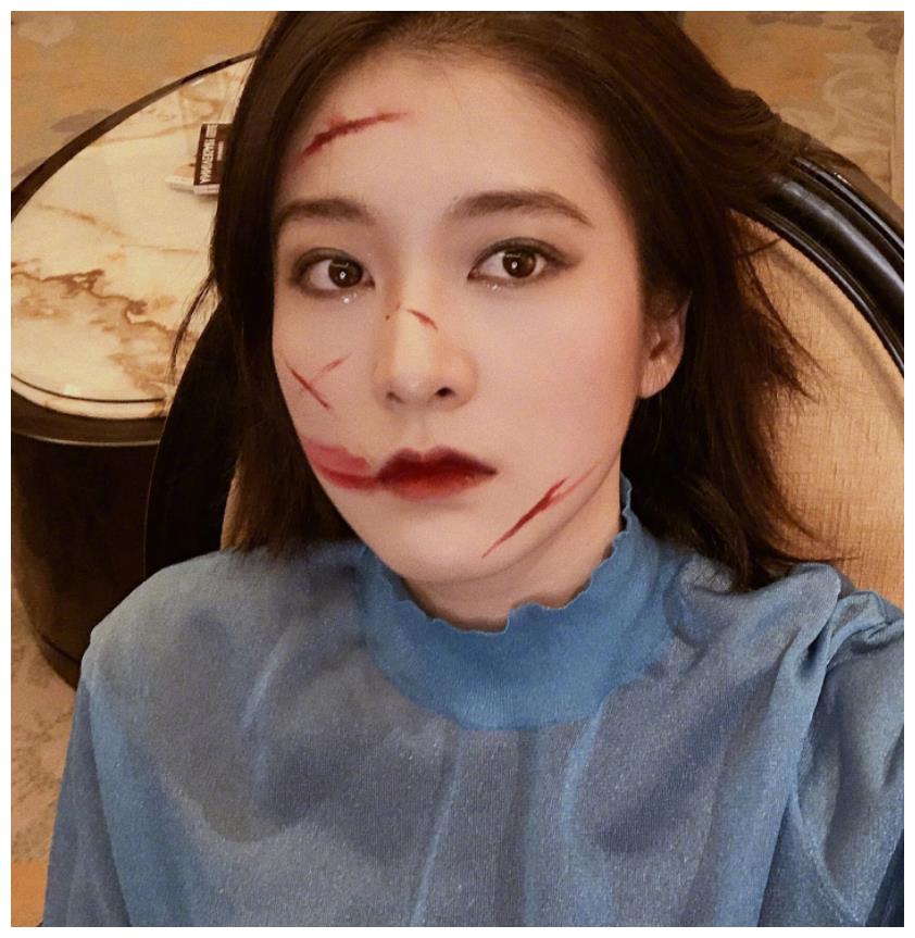 看图中所显示的就是这个女生的受伤妆容