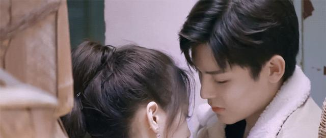 杨超越吻戏过后,把头埋进侯明昊颈窝,粉丝偷笑:这也太会了吧!