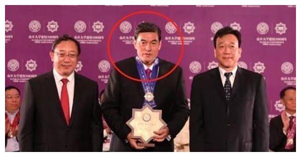 身份的爆料人终于在自己的社交平台上分享了毛阿敏老公解直锟的近照