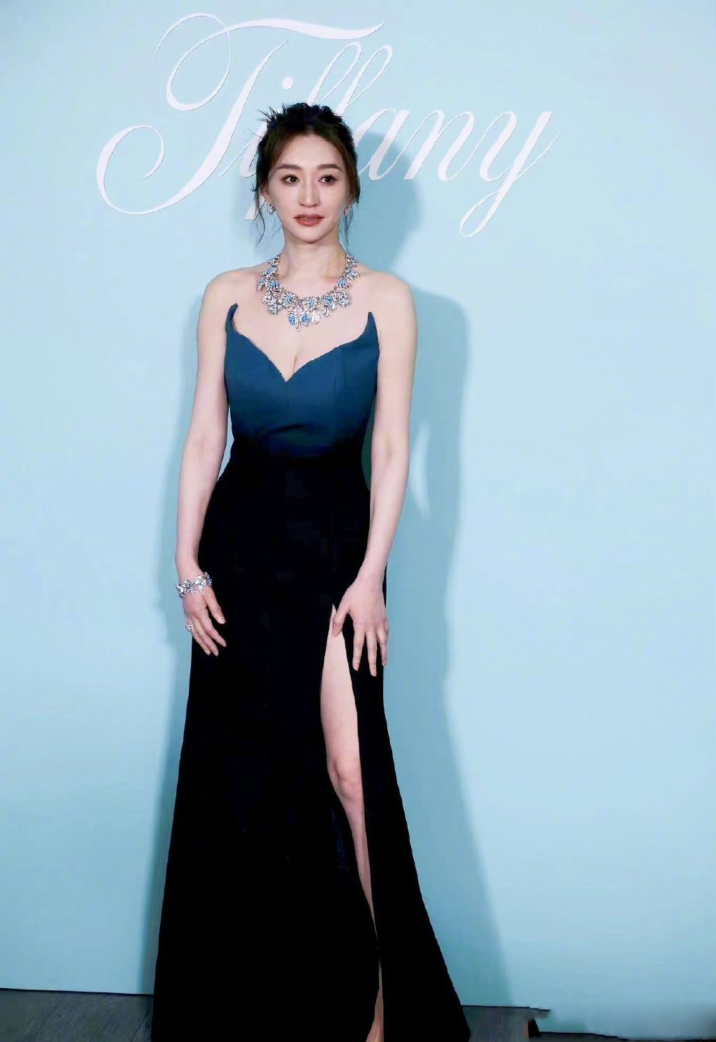 46岁李小冉穿低胸裙配钻链出镜,高开衩设计太大胆,又美又欲