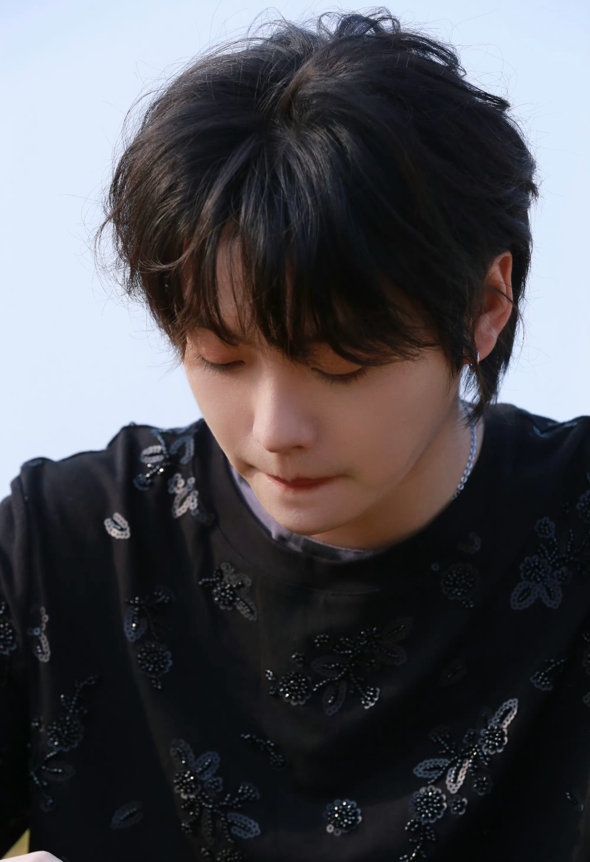 黑色高级感上衣,绝美侧颜惊艳时光__财经头条