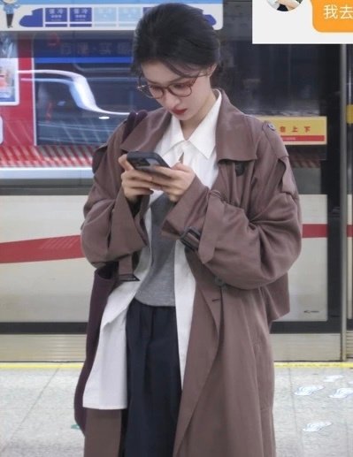 王楚然的私服配件从不堆叠，棒球帽、细框眼镜