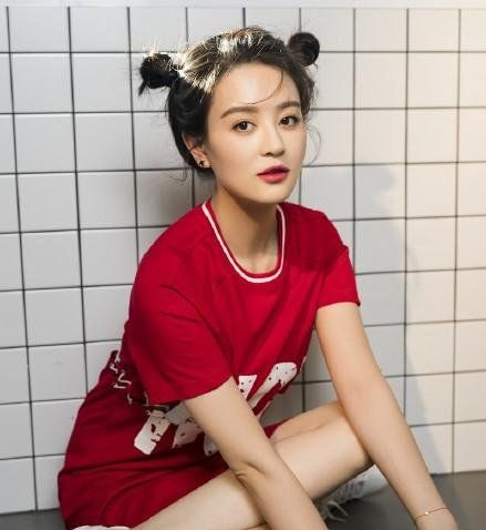 组图:曾一萱红色运动风长t元气满满,双丸子头清新俏丽