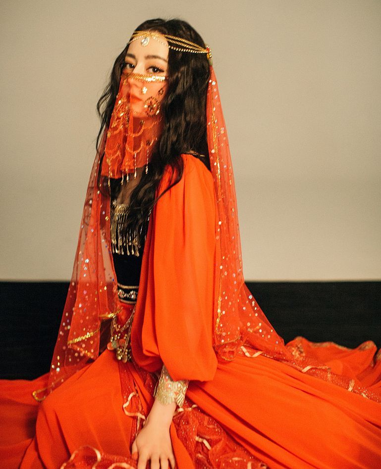 迪丽热巴跨年造型变异域美人 绛红纱裙妖娆妩媚颜值爆棚