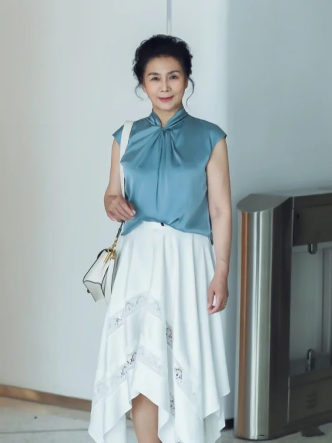 60岁女人更要穿出优雅,这位姐姐的穿搭精致养眼,端庄大气显年轻