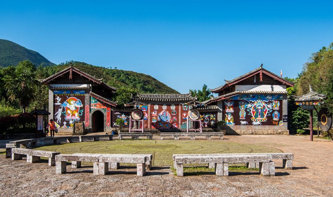 云南丽江有个东巴谷女人干粗活男人在家看书现为旅游胜地