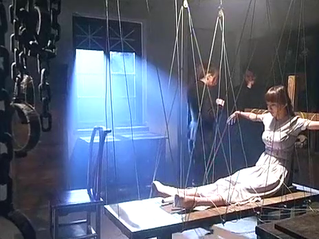 女人被吊打受刑图片